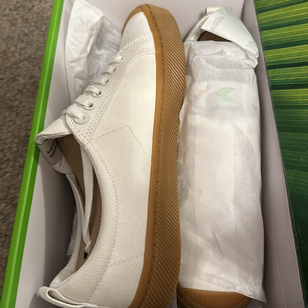 Cariuma women’s canvas sneakers